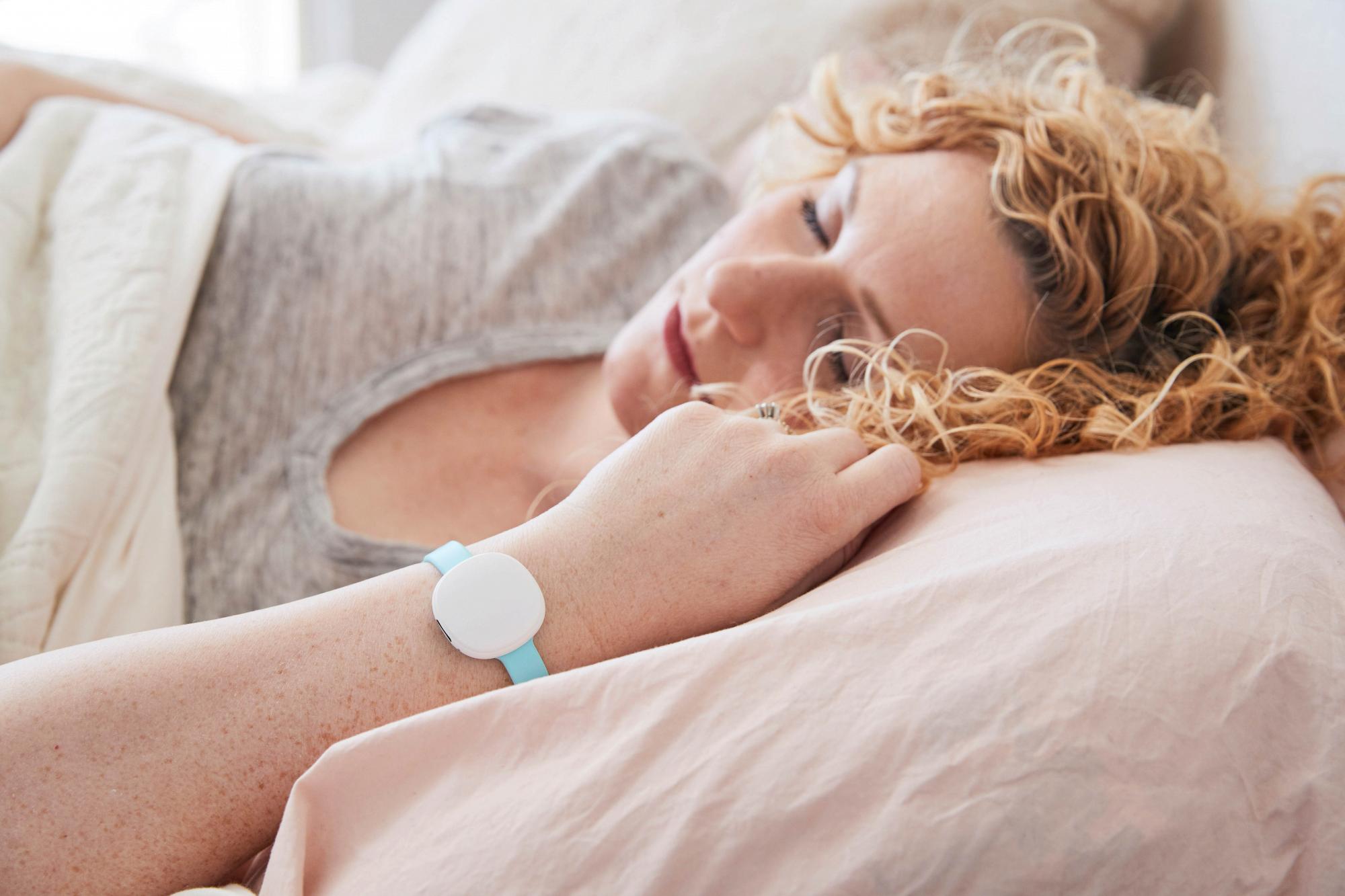 The Ava gadget meassures health data during the night for evaluation of fertility. Image: Ava.